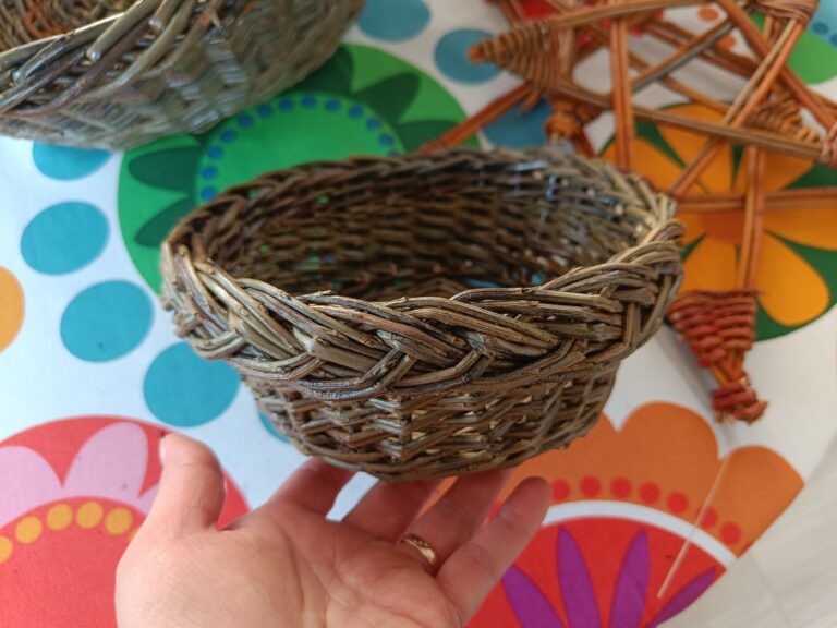 Tiny basket with a braided rim