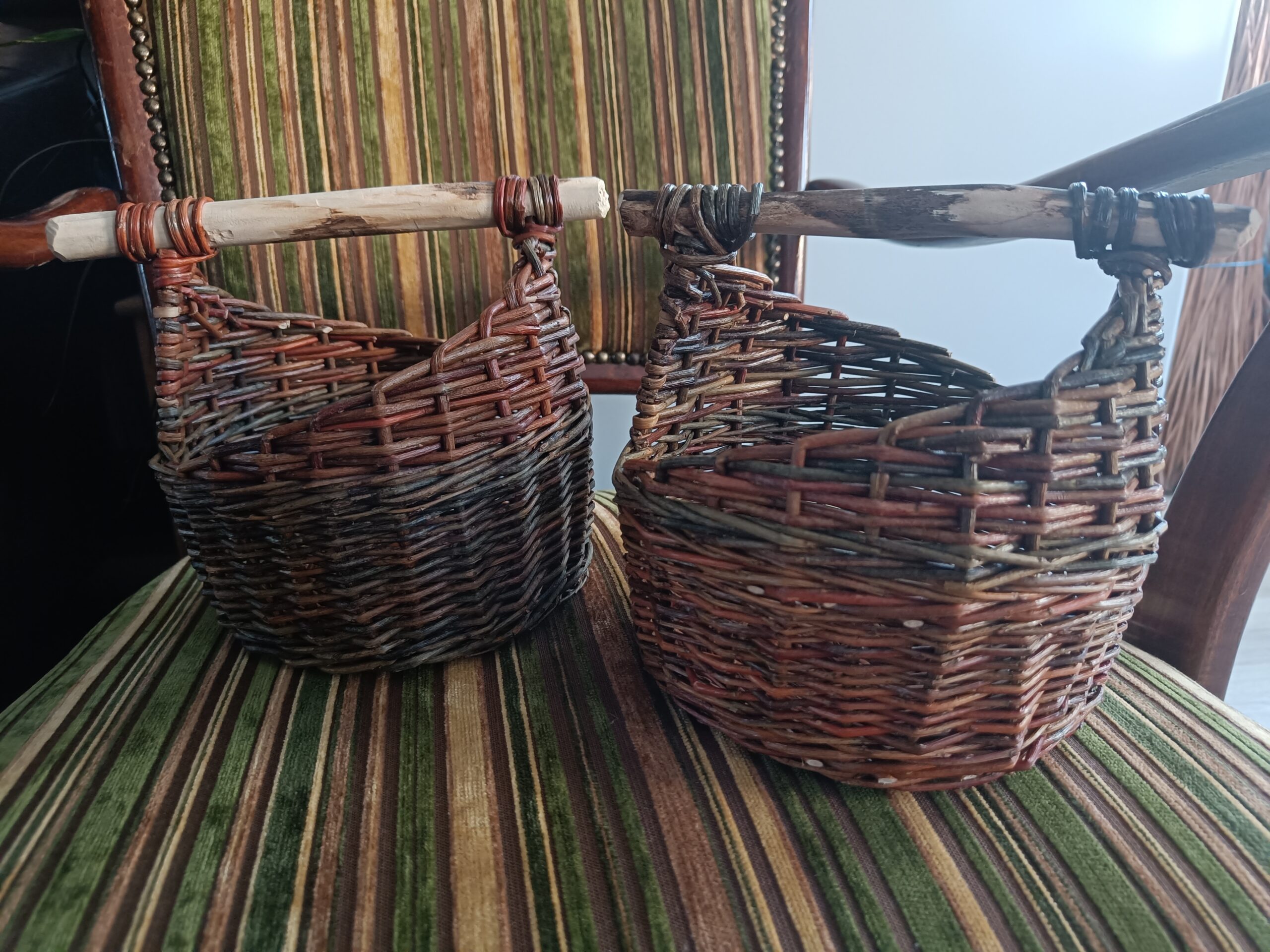 Small asymetrical basket with wooden handle - Image 8