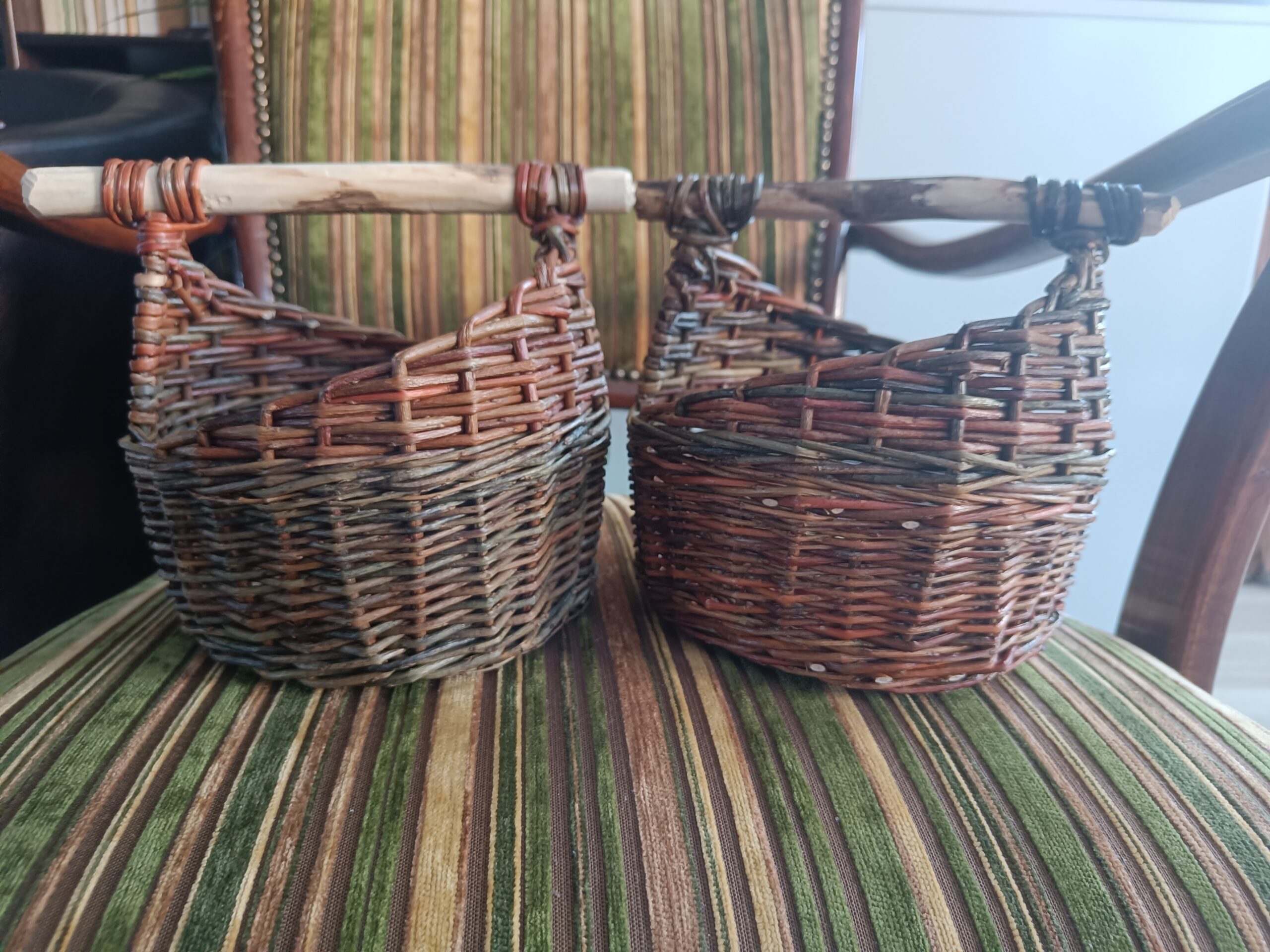 Small asymetrical basket with wooden handle - Image 9
