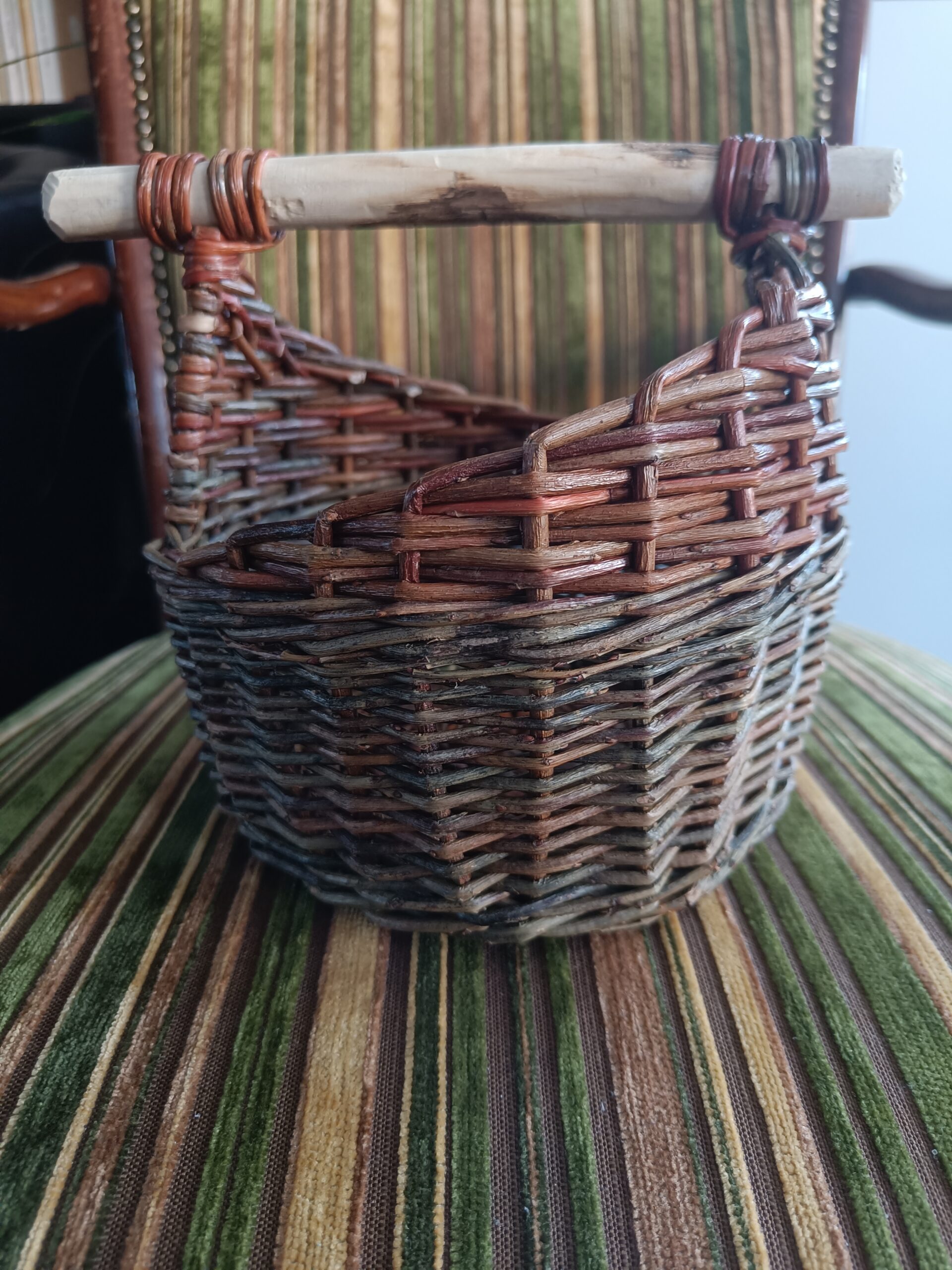 Small assymetrical basket with wooden handle - Image 13