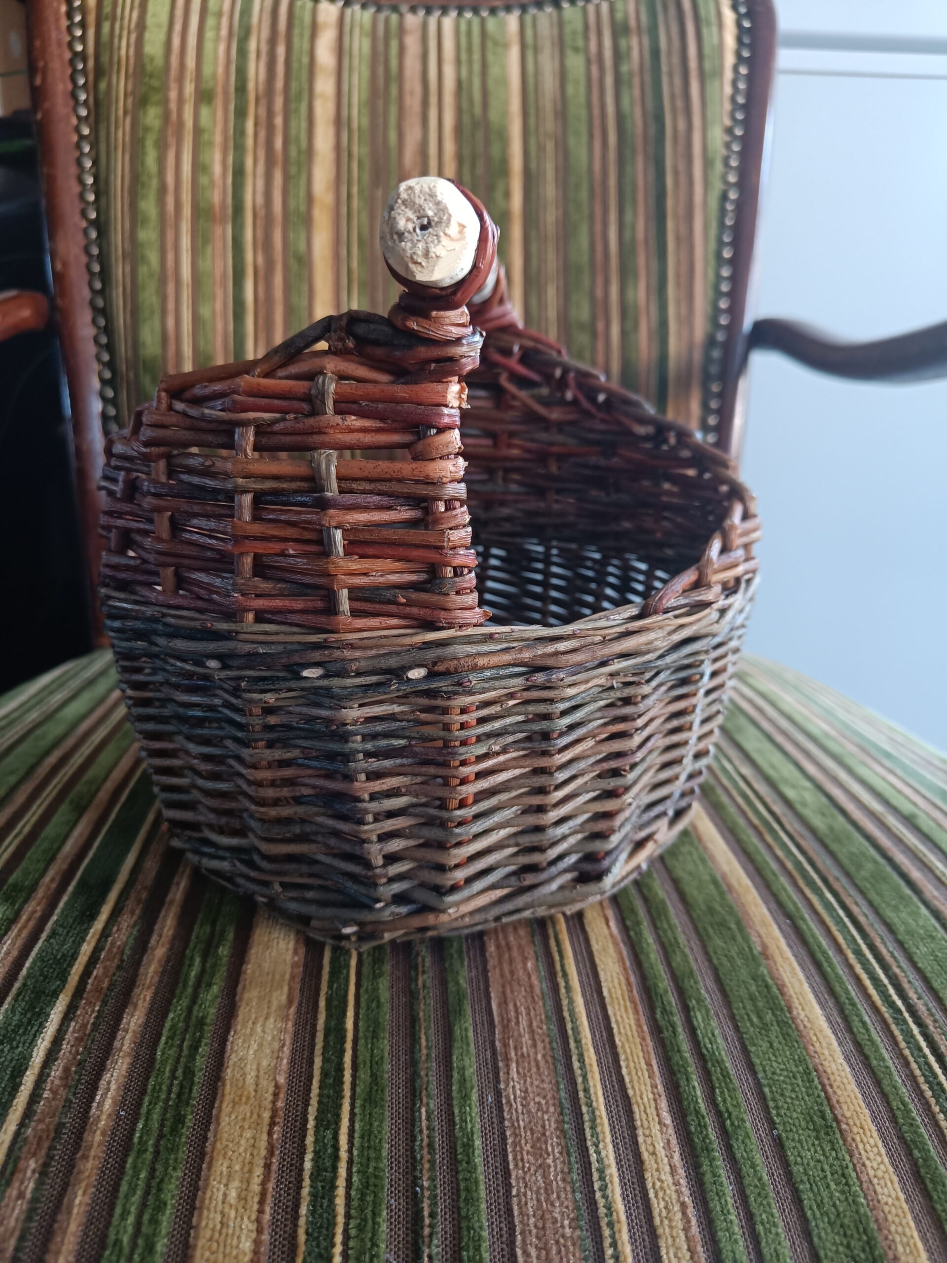 Small assymetrical basket with wooden handle - Image 9