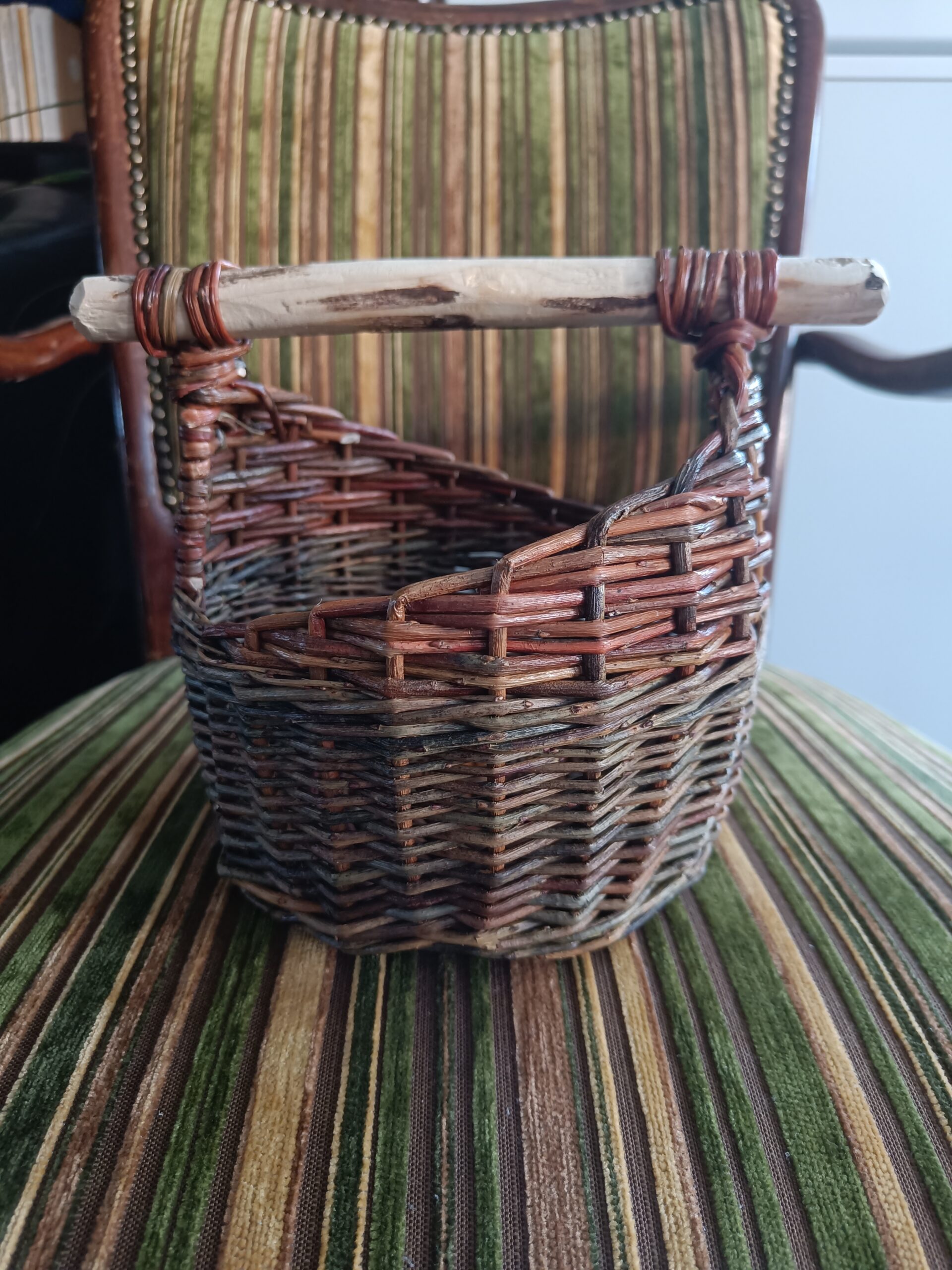 Small assymetrical basket with wooden handle
