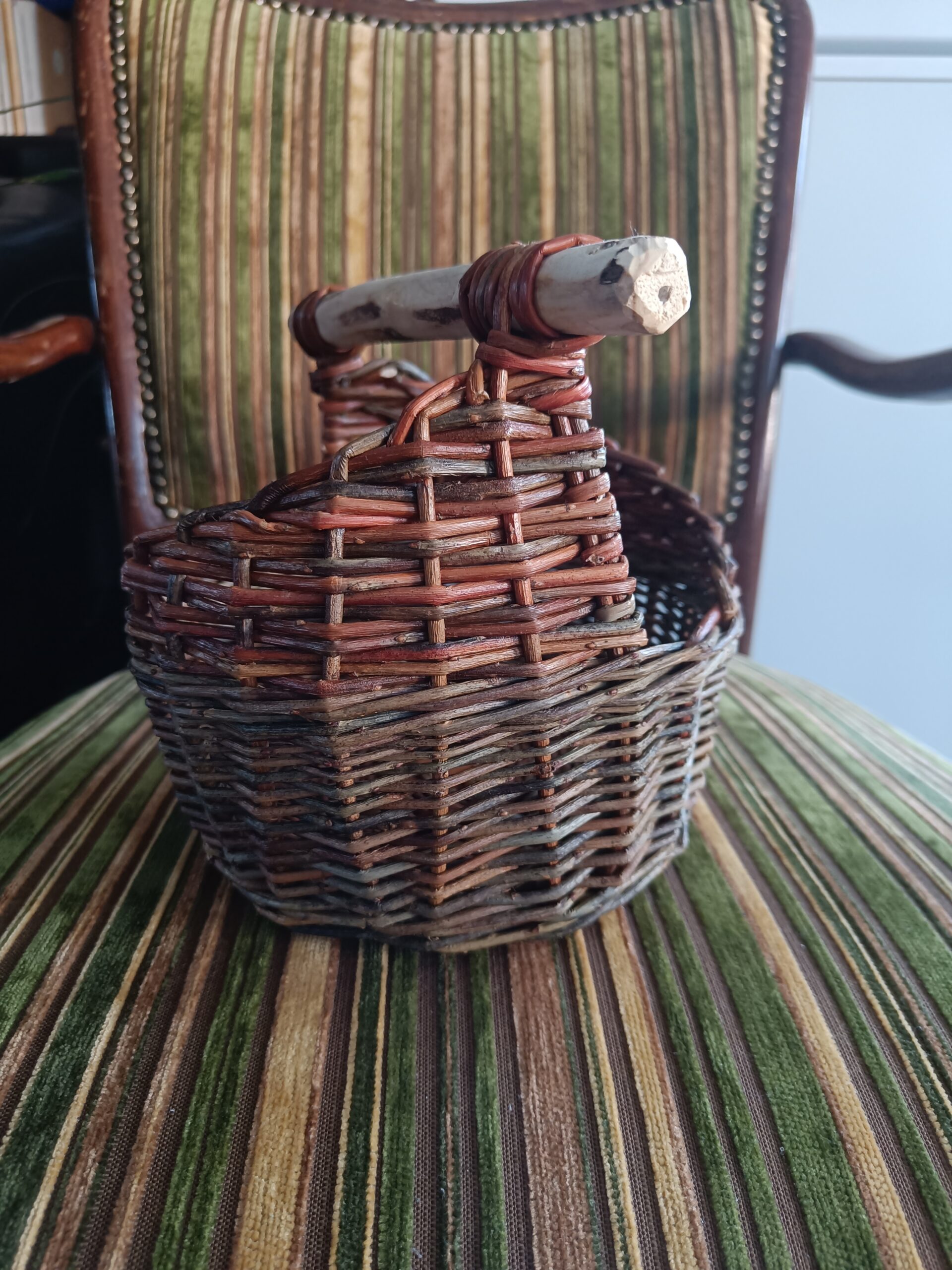Small assymetrical basket with wooden handle - Image 12