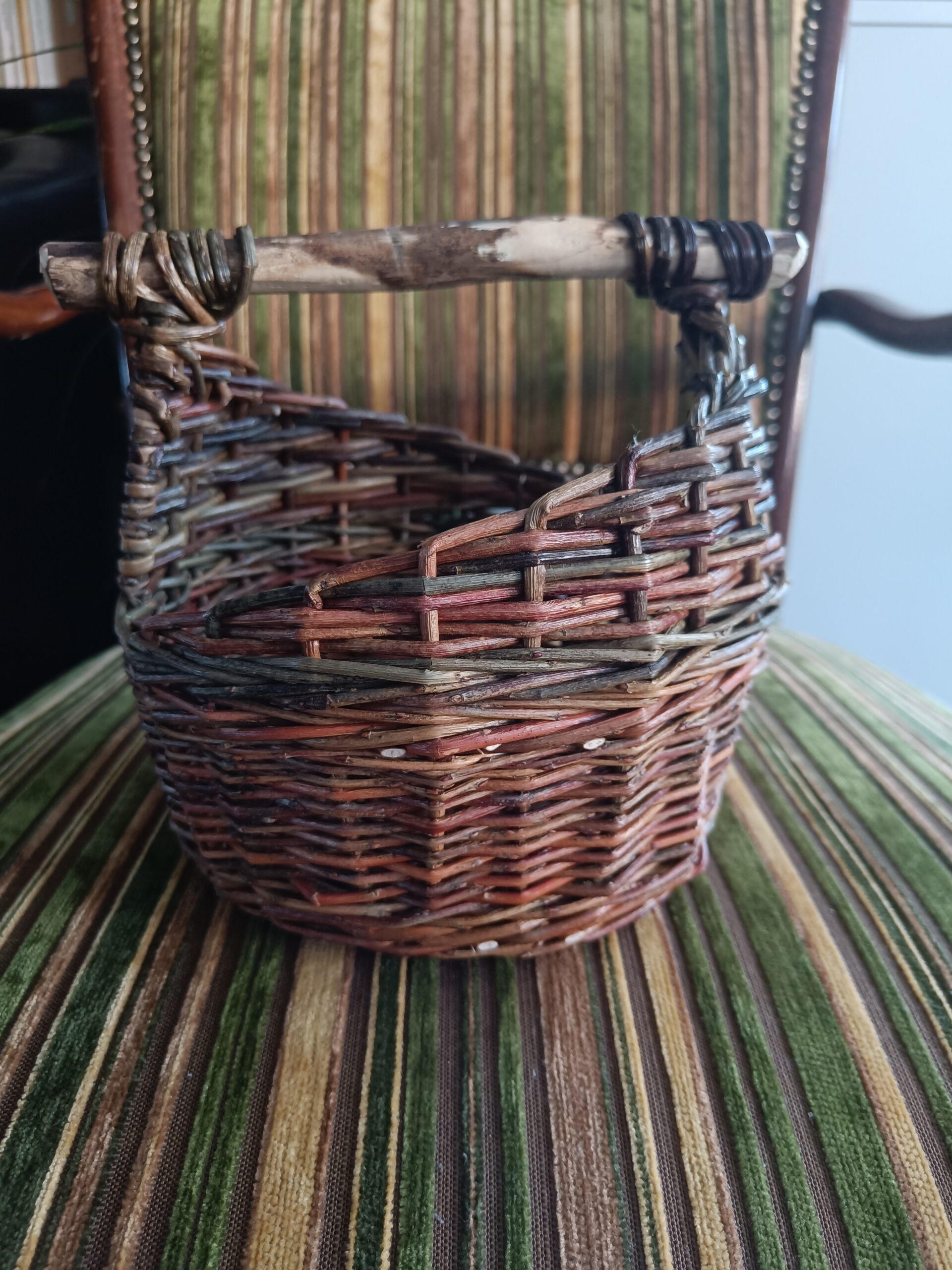 Small asymetrical basket with wooden handle