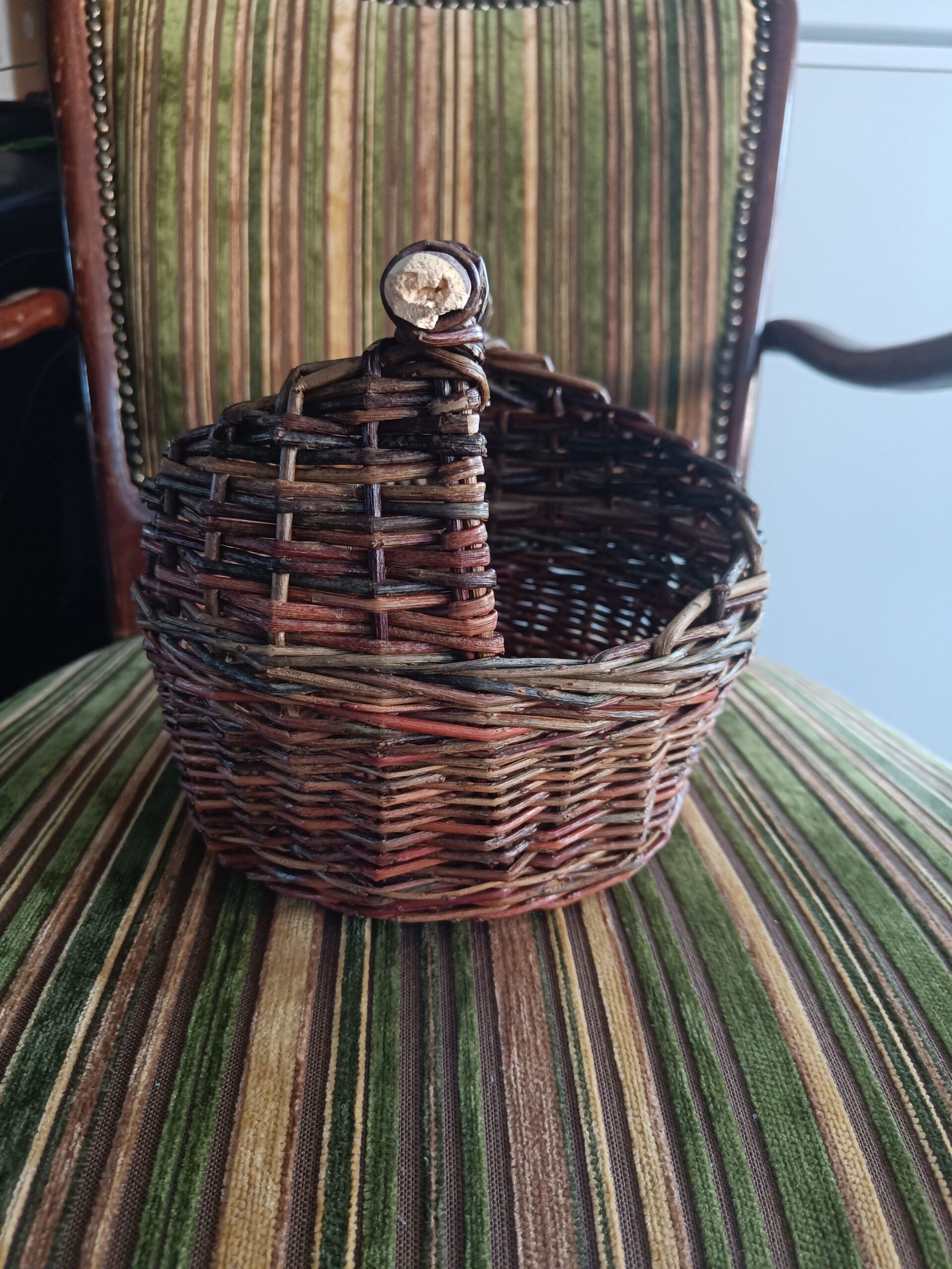 Small asymetrical basket with wooden handle - Image 6
