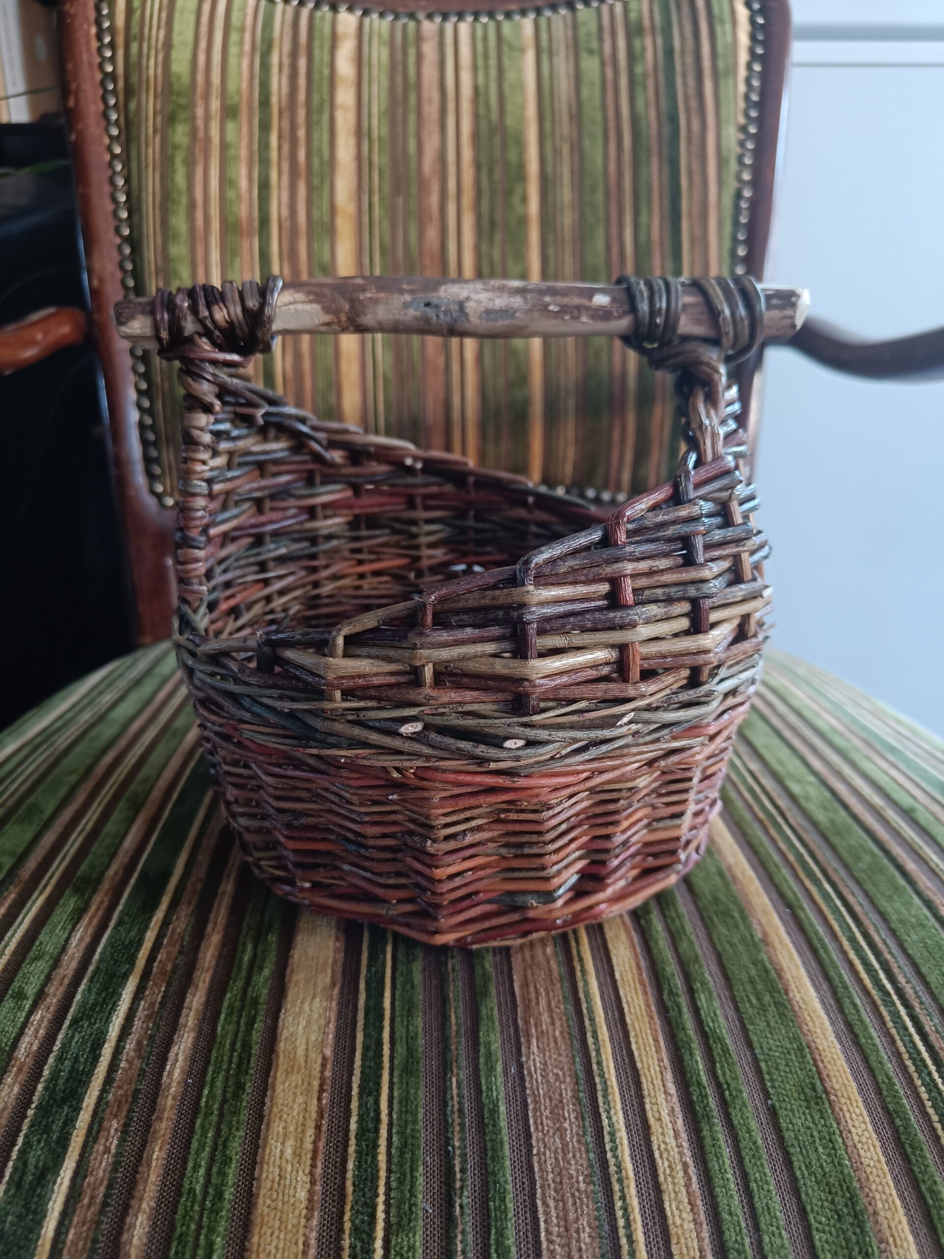 Small asymetrical basket with wooden handle - Image 5