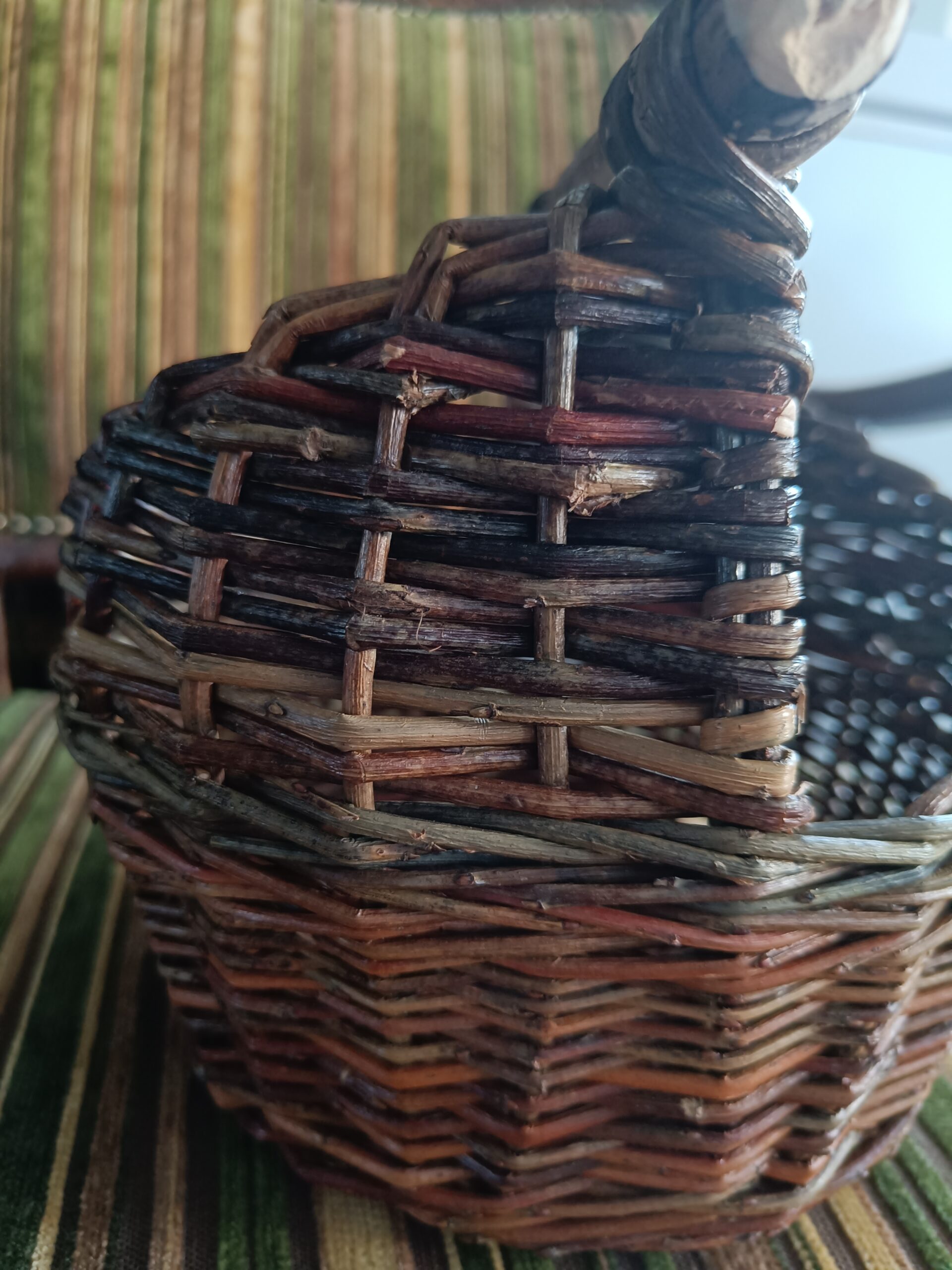 Small asymetrical basket with wooden handle - Image 4