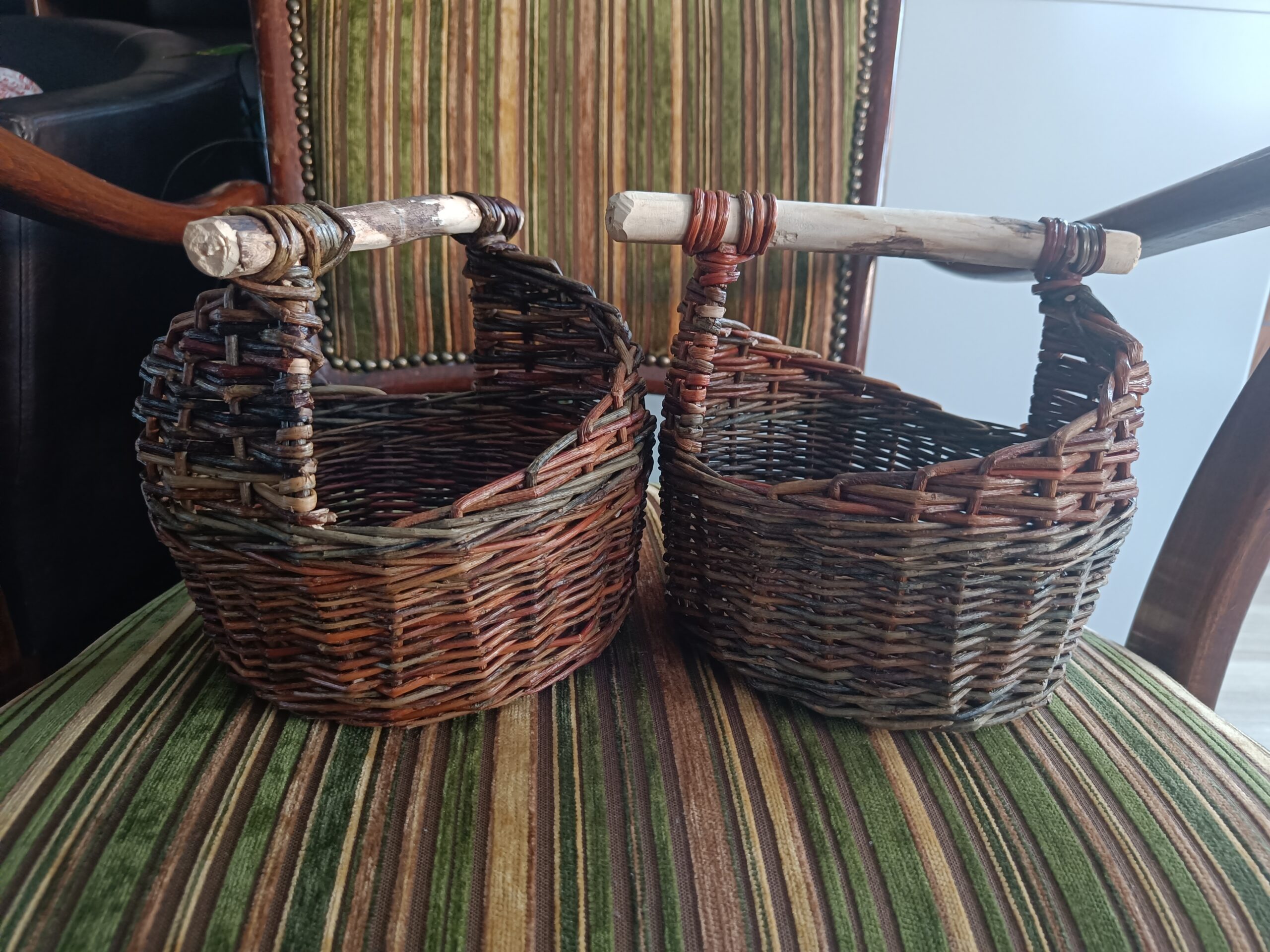 Small asymetrical basket with wooden handle - Image 3