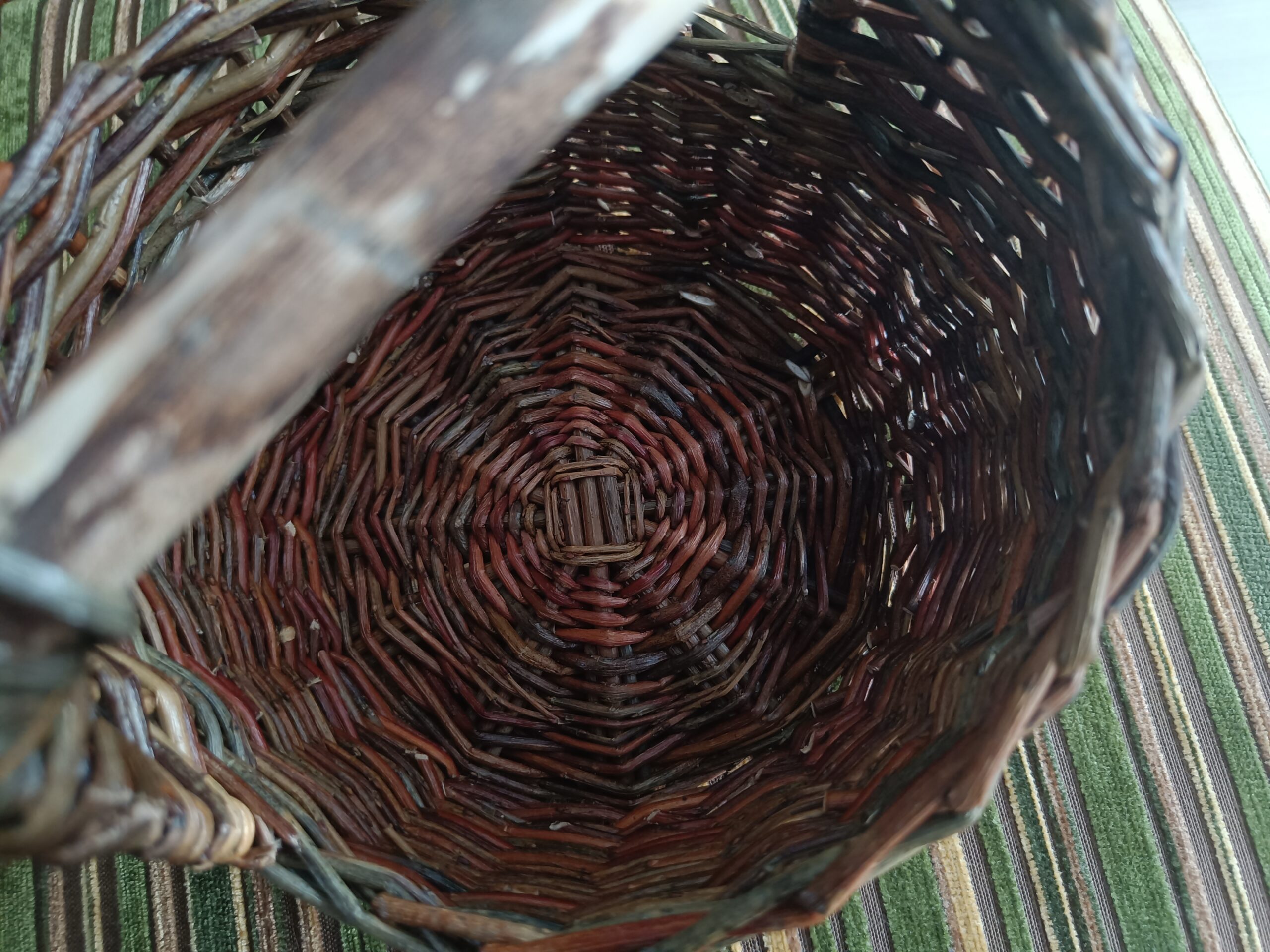 Small asymetrical basket with wooden handle - Image 11
