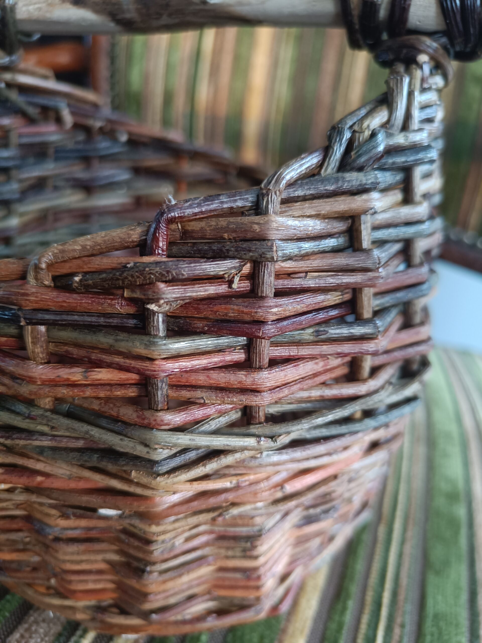 Small asymetrical basket with wooden handle - Image 2