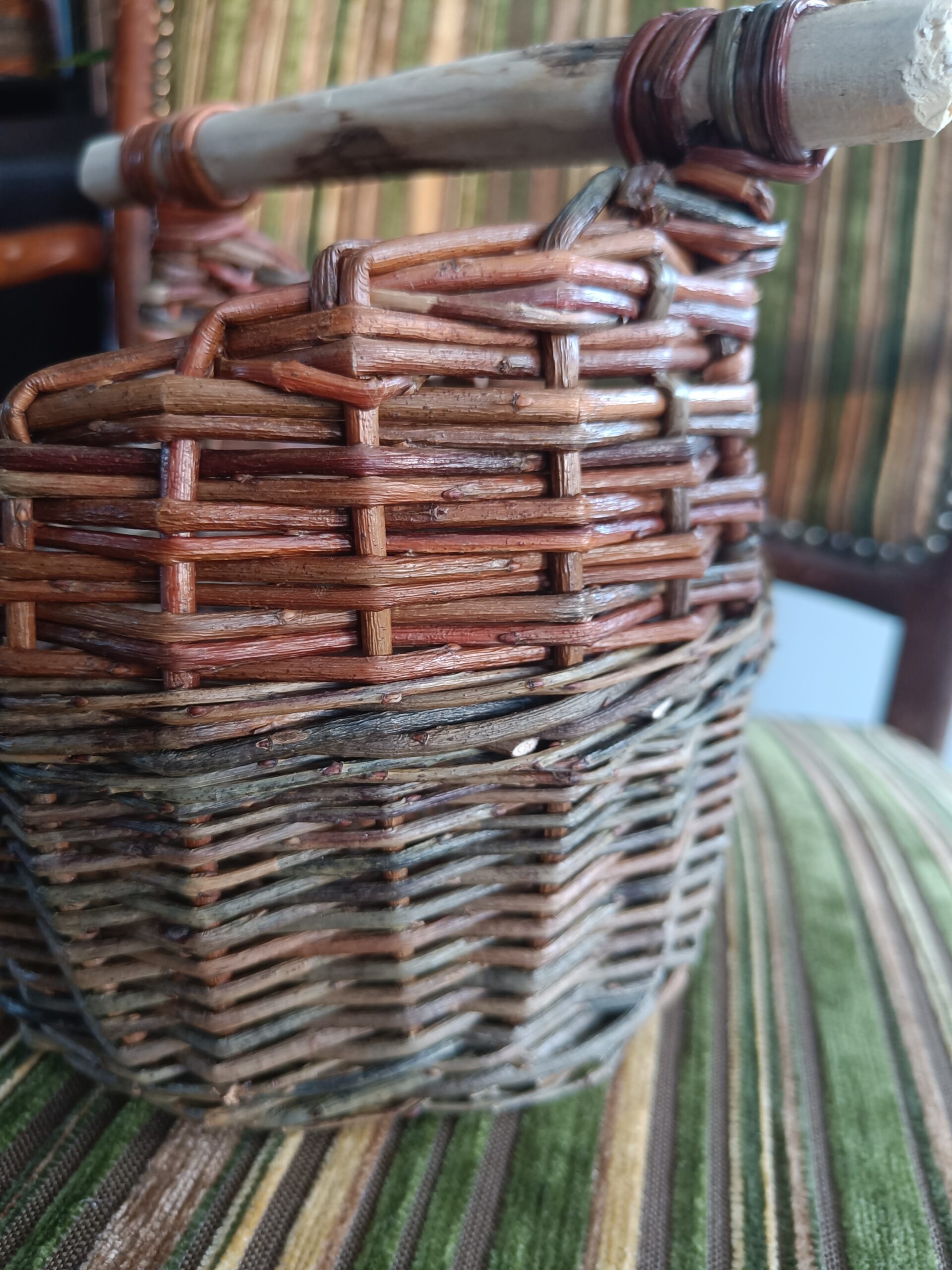 Small assymetrical basket with wooden handle - Image 5