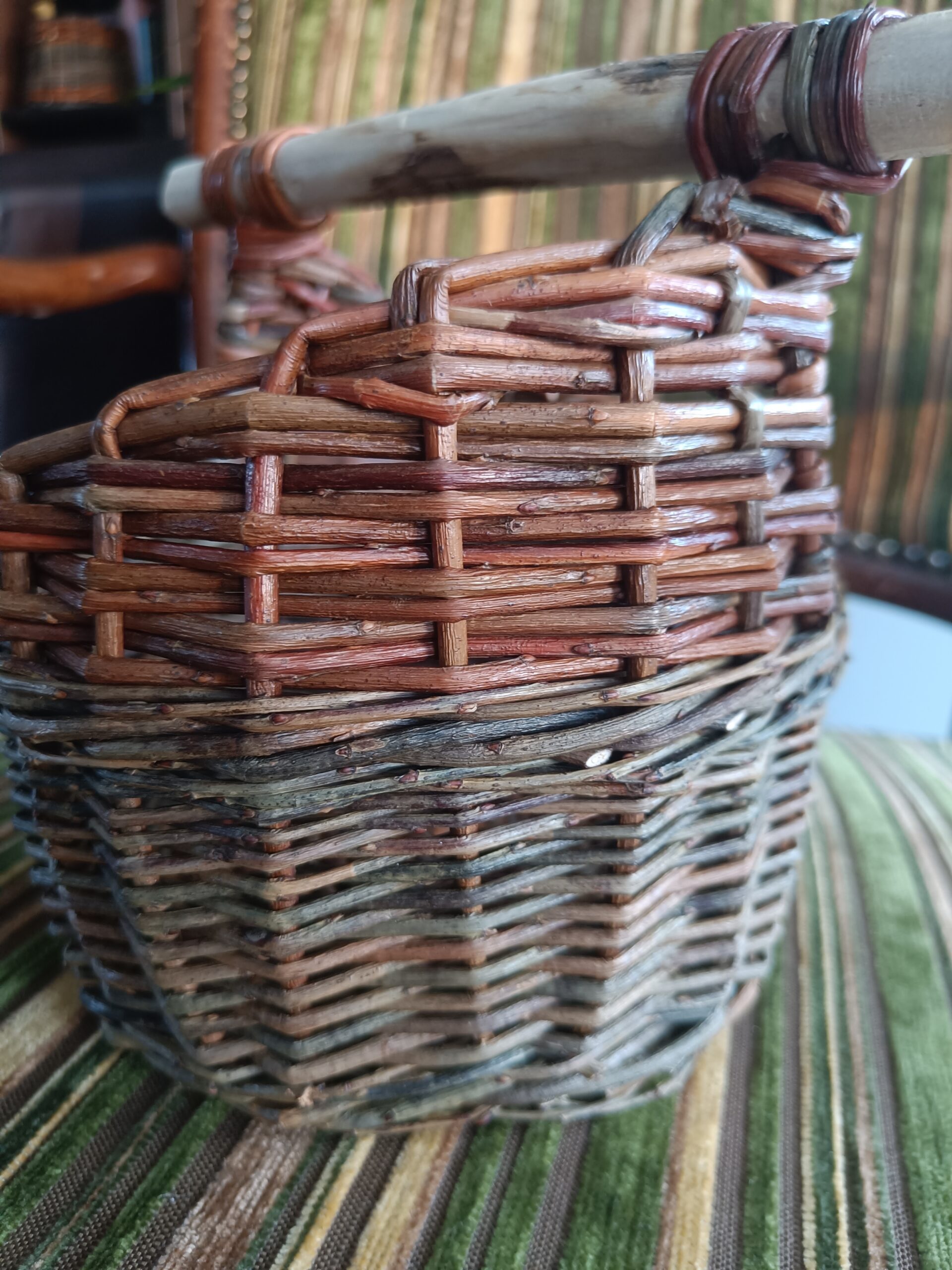 Small assymetrical basket with wooden handle - Image 3