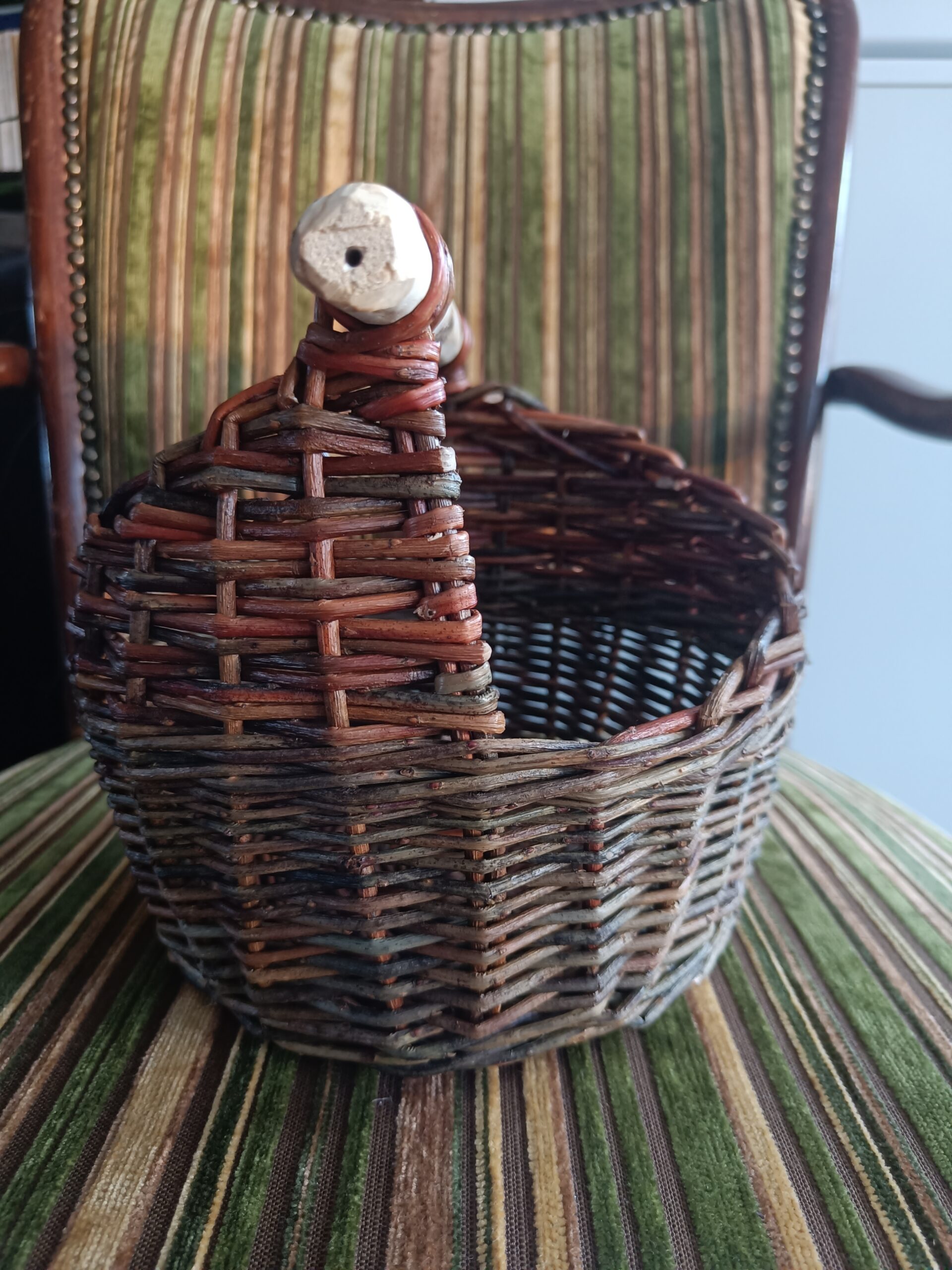 Small assymetrical basket with wooden handle - Image 2