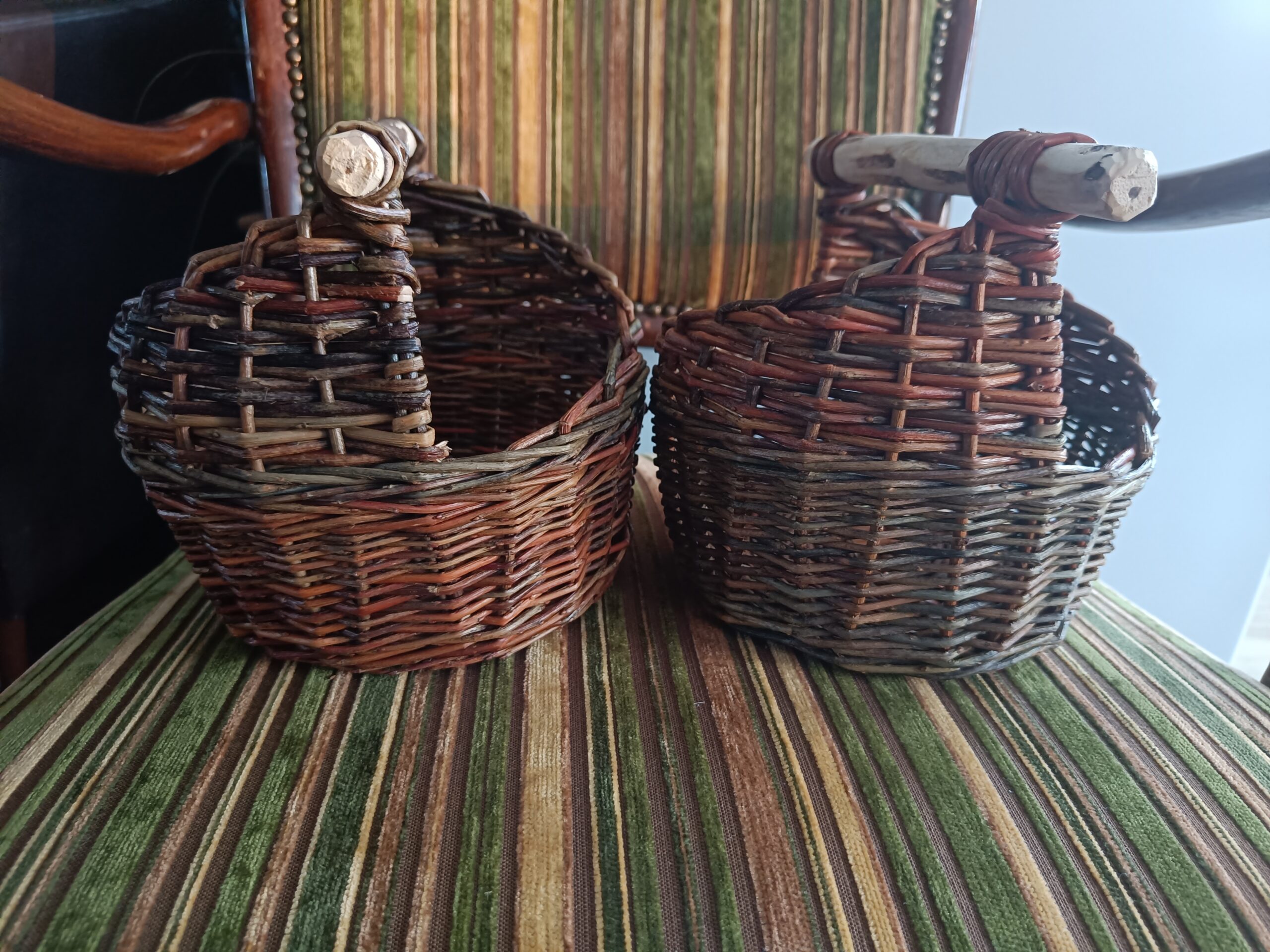 Small asymetrical basket with wooden handle - Image 7