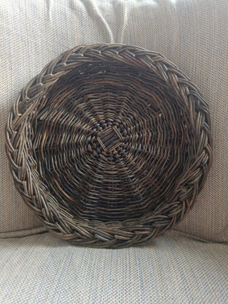 Round tray with a woven rim