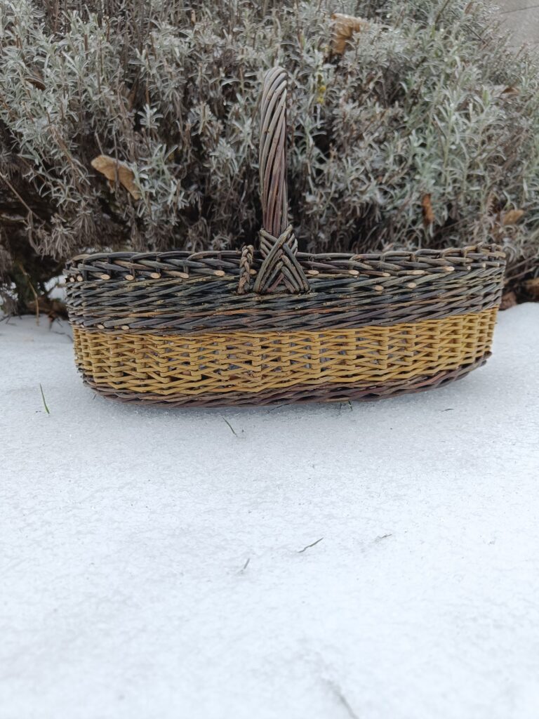 Shopping basket with yellow detail