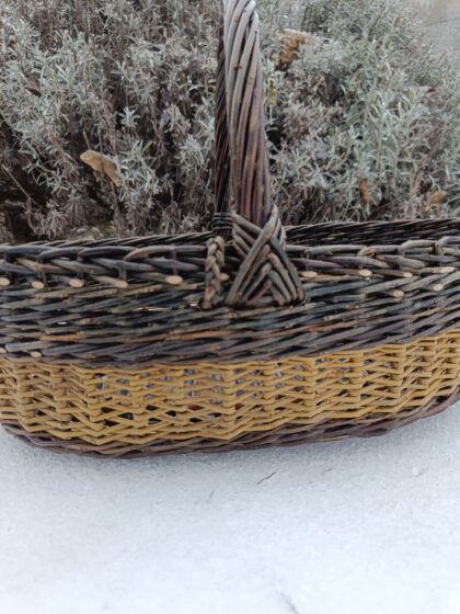 Spacious shopping basket with yellow side detail