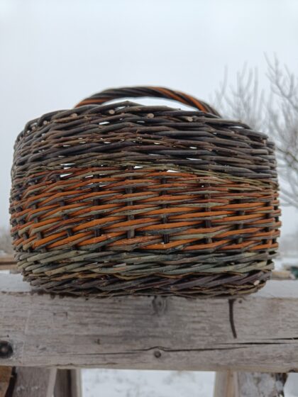 Shopping basket with double-strand striped side detail