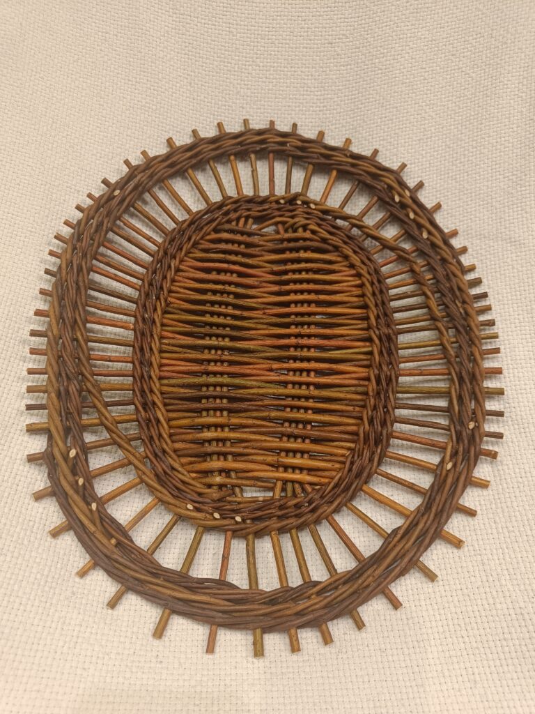 Tray with a twisted weave