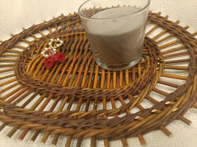 Tray with a twisted weave