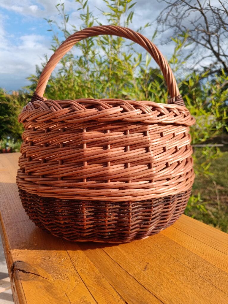 Round two-tone basket with high handle