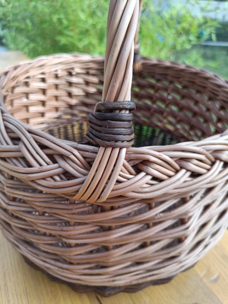 Round basket with braided rim