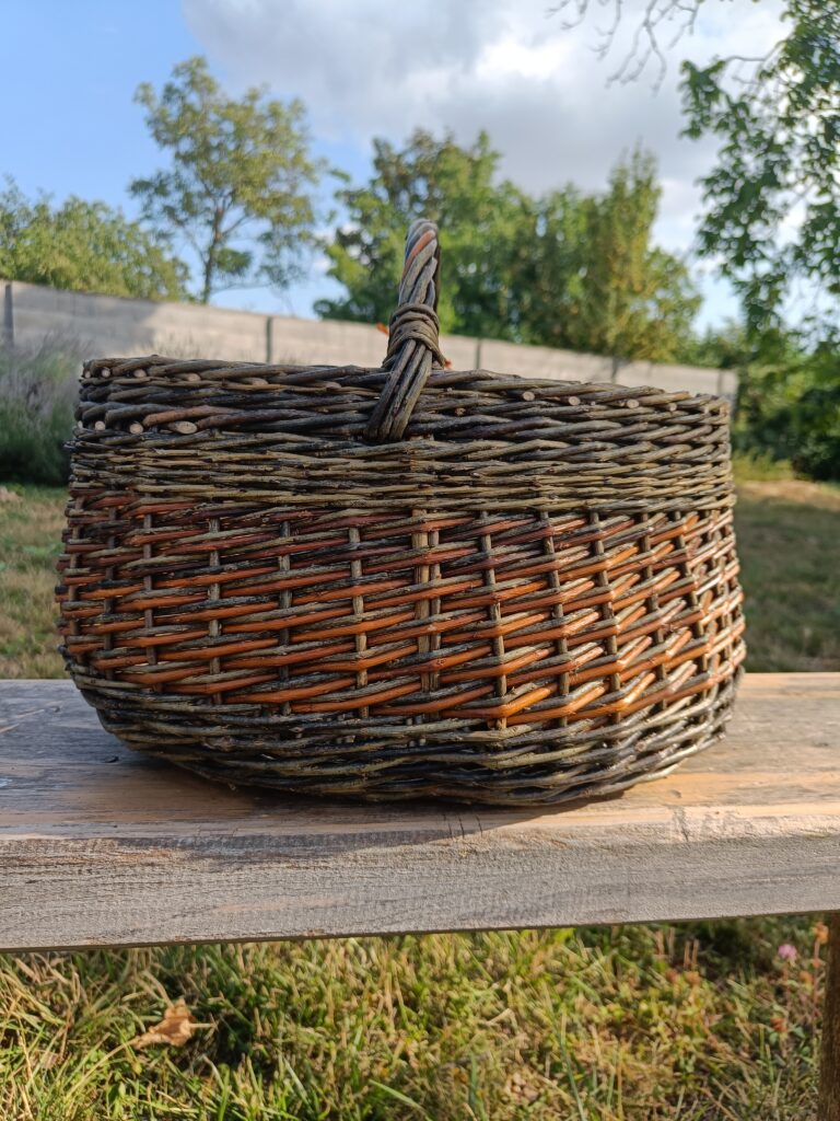 Round basket with warm-coloured accents